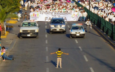 Zwölfjähriger versucht Anti-Homo-Ehe-Demo in Mexiko zu stoppen.